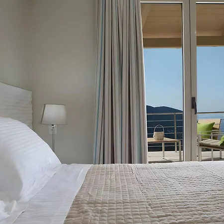 Sunny Ilios Over Mikros Vilă Fternon