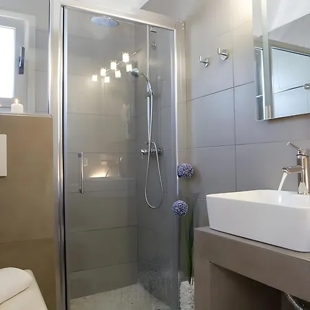 Sunny Ilios Over Mikros Vilă *