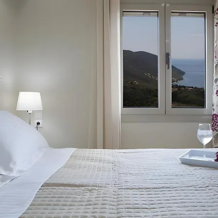 Sunny Ilios Over Mikros Vilă *